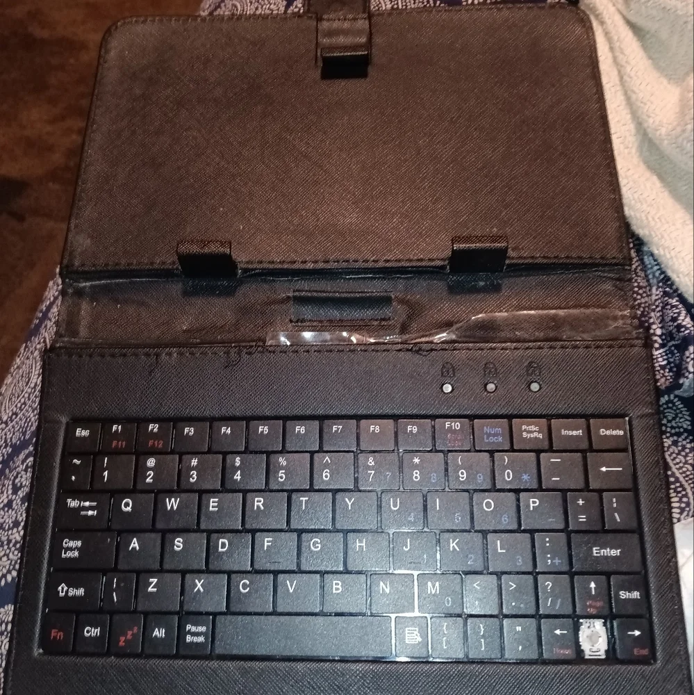Qlink tablet with Bluetooth keyboard in leather magnetic case